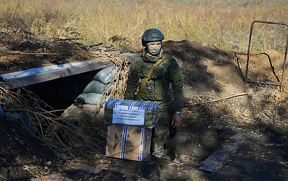 Voják pináí potovní balíky na ruské pozice na neznámém míst na Ukrajin....