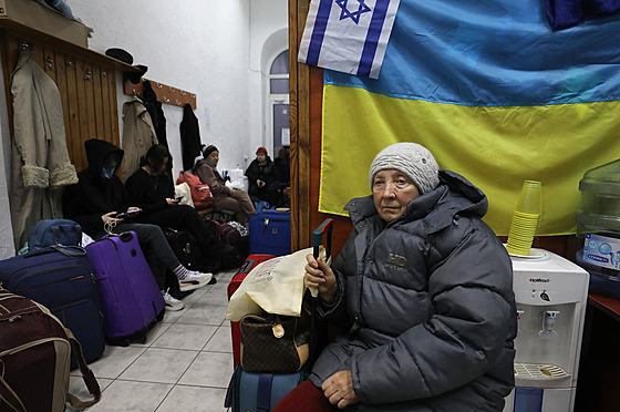 Ukrajinská idovská uprchlice eká v synagoze v moldavském hlavním mst...