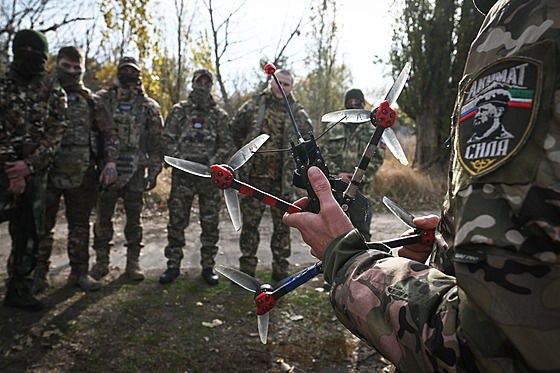 Rutí vojáci se uí ovládat drony na výcviku poádaném eenskou formací Achmat...