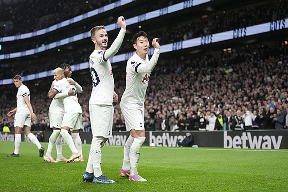 James Maddison (vlevo) a Son Hung-min z Tottenhamu oslavují gól proti Fulhamu.