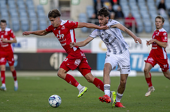 Pardubický útoník Tomá Zlatohlávek (vlevo) a Matou Nikl z eských Budjovic