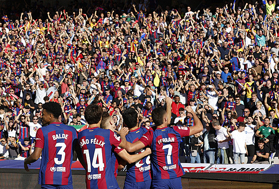 Fotbalisté Barcelony slaví s fanou�ky gól Ilkaye Gündogana proti Realu Madrid.