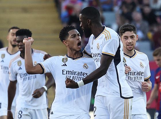 Fotbalisté Realu Madrid se radují z gólu, který vstelil Jude Bellingham.