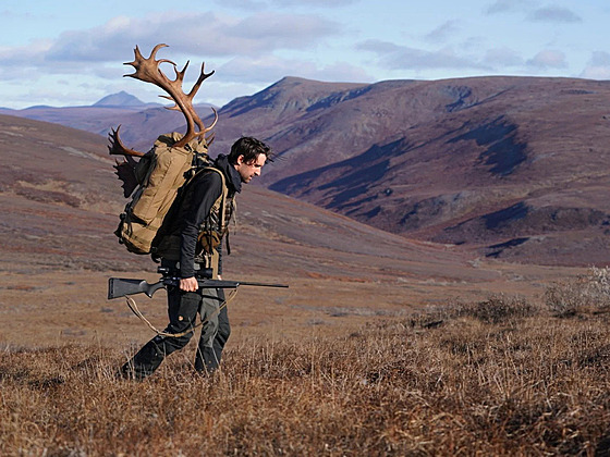 Michael Easter, autor knihy Za hranice komfortu, na lovecké výprav na Aljace.