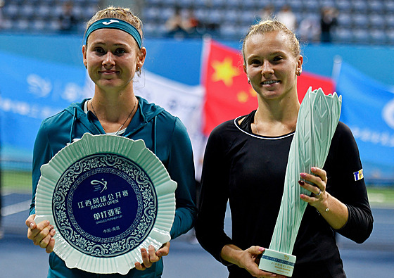 eské finále v Nan-changu ovládla Kateina Siniaková (vpravo), porazila Marii...