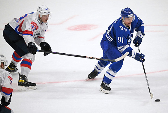 Kanadský útoník Jordan Weal (vpravo) u se do zámoské NHL vrátit nechce.