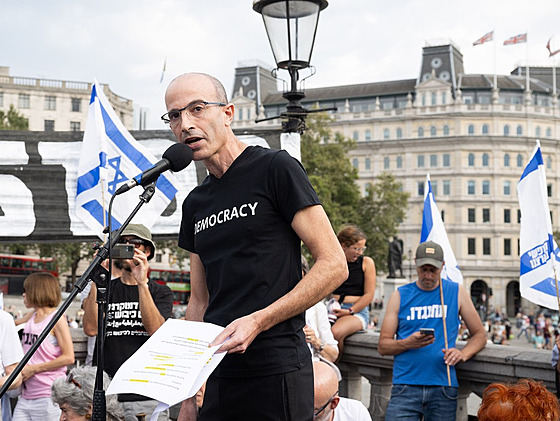 Izraelský historik Juval Noach Harari na demonstraci na podporu Izraele v...