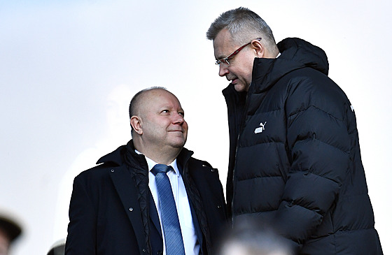 P�edseda fotbalové asociace Petr Fousek a �éf Slavie Jaroslav Tvrdík v diskusi...