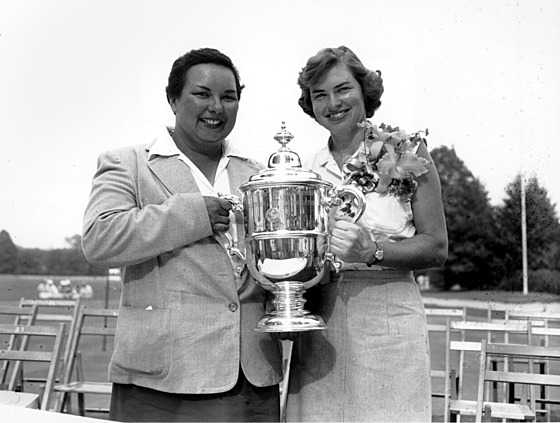 Golfistka Betsy Rawlsová (vpravo) pózuju s trofejí po triumfu na US Open v roce...
