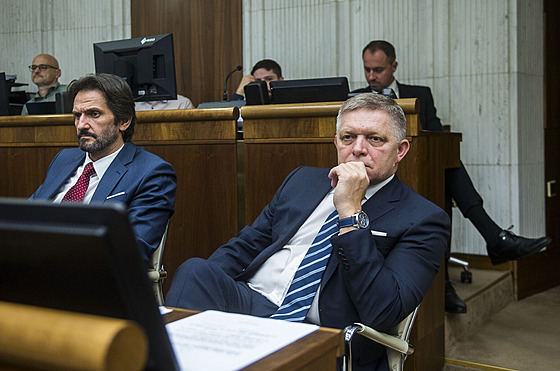 Slovenský premiér Robert Fico (vpravo) a ministr obrany Robert Kaliák (25....