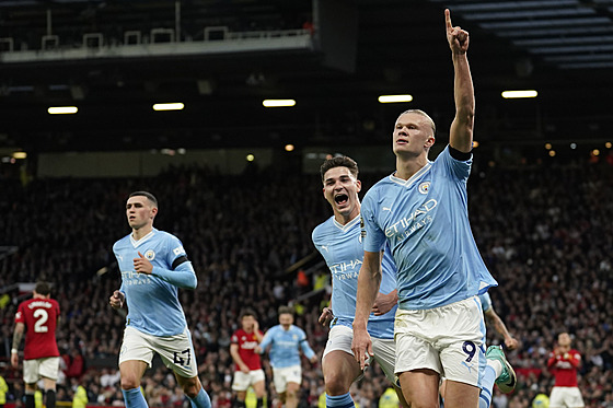 Erling Haaland (vpravo) z Manchesteru City slaví gól vstelený do sít...
