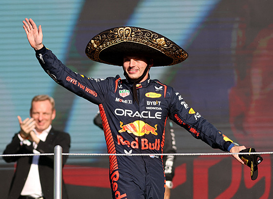 Max Verstappen slaví vítzství ve VC Mexika 2023.