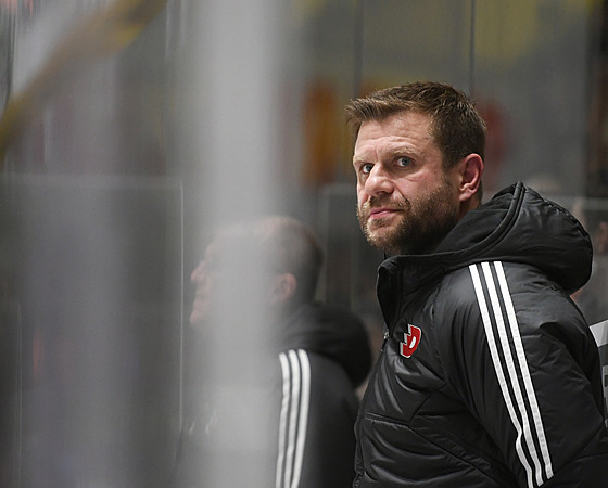 HC Verva Litvínov - HC Dynamo Pardubice, pardubický kouč Václav Varaďa.