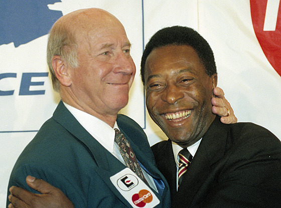 Dv fotbalové legendy v objetí: Bobby Charlton a Pelé.
