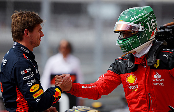 Max Verstappen z Red Bullu (vlevo) pijímá gratulace k vítzství v kvalifikaci...