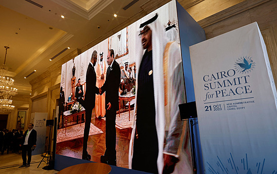 Egyptský prezident Abdal Fattáh Sísí (vpravo) vítá na summitu britského...