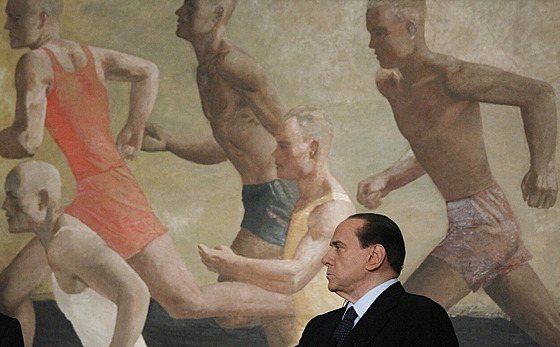 Italský premiér Silvio Berlusconi si prohlíí výstavu obraz ruského malíe...