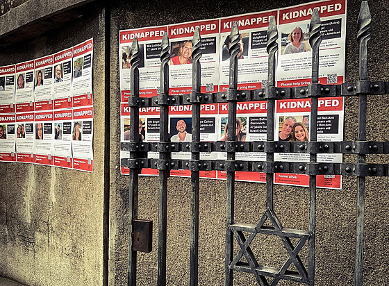 Plakáty s informacemi o rukojmích Hamásu, vyvené na Praze 1 (24. íjna 2023)