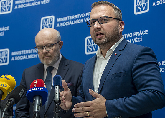 Ministr zdravotnictví Vlastimil Válek (vlevo) a ministr práce a sociálních vcí Marian Jureka.