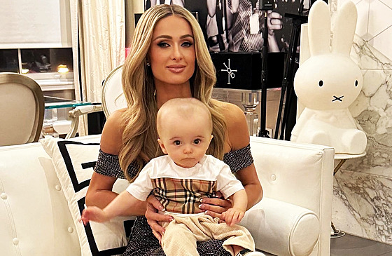 Paris Hiltonová ukázala spolenou fotku se synem Phoenixem (íjen 2023). Lidé...