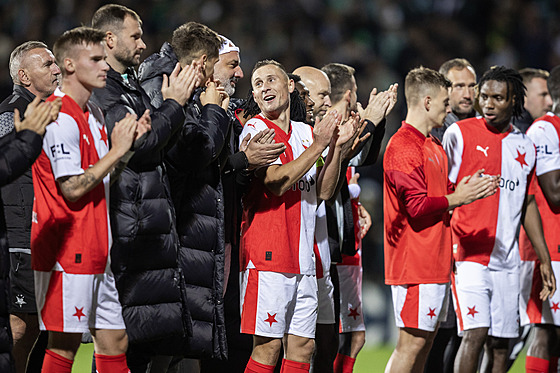 Fotbalisté Slavie se radují po výhe nad Bohemians.