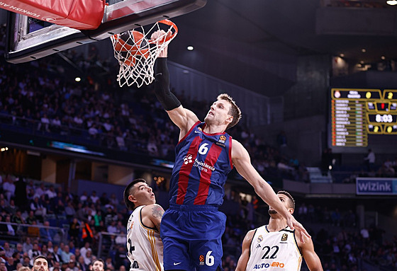 Jan Veselý z FC Barcelona sme�uje do ko�e Realu Madrid.