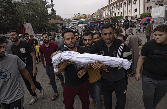 Skupina palestinských mužů nese tělo mrtvého dítěte. To zemřelo po izraelském...