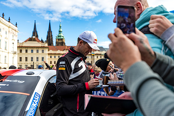 Sébastien Ogier rozdává podpisy na slavnostním zahájení Stedoevropské rallye.
