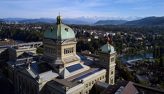 Jsme banánová republika. Precizní Švýcary zahanbil volební průšvih