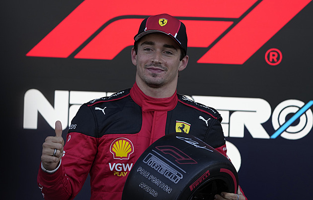 Kvalifikaci v Mexiku ovládlo Ferrari, vyhrál Leclerc před Sainzem