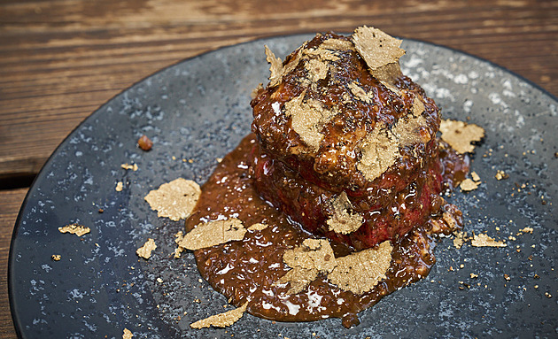 Vyzkoušejte slavný steak Rossini s lanýžem a madeirskou omáčkou