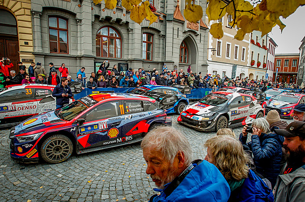 Centimetry od tragédie. Fanoušci jsou rallye oddaní, ale i šeredně riskují