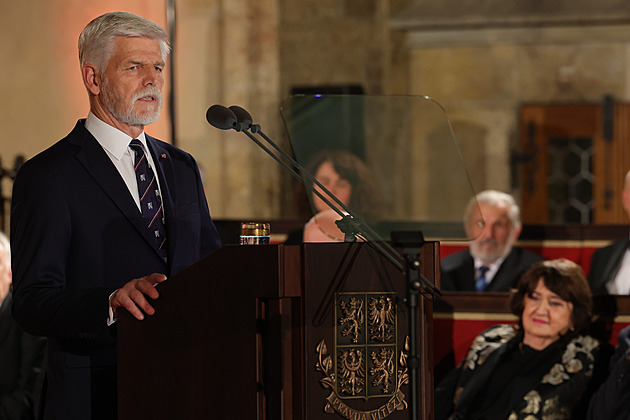 Neviditelná premiéra na Hradě: Pavel použil během projevu čtecí zařízení