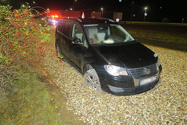 Místo záchrany past. Do štěrku v únikovém pruhu najela řidička a uvázla tam