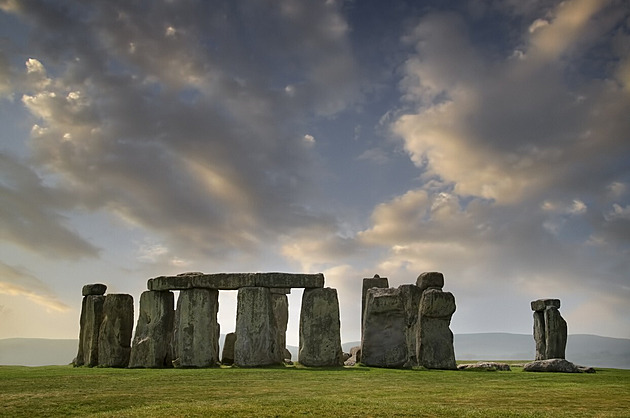 Stonehenge vydal další tajemství, vědce překvapil původ oltářního kamene