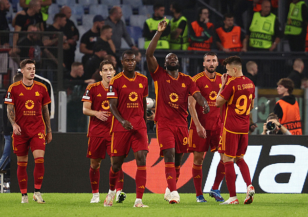 Čtyři zatčení, zranění i policisté. Slávisty pak drželi na stadionu, Tvrdík se zlobí