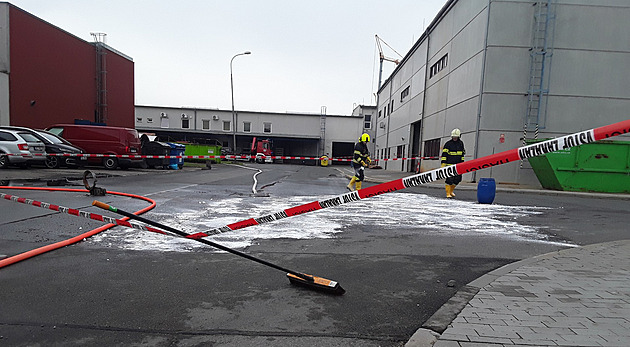 Hasiči zlikvidovali uniklou nebezpečnou kyselinu, životní prostředí nepoškodila