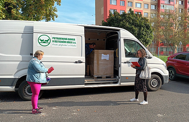 Čekám páté dítě, díkybohu za balíčky. Za chudými s kódem míří auto s jídlem