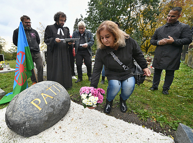 Hrob „českého Floyda“ dostal umělecký náhrobek, valoun z prvohorní řeky
