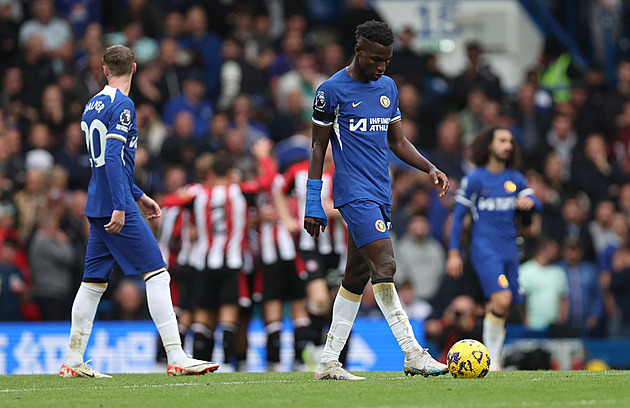 ONLINE: Chelsea podlehla Brentfordu. Arsenal hraje se Sheffieldem