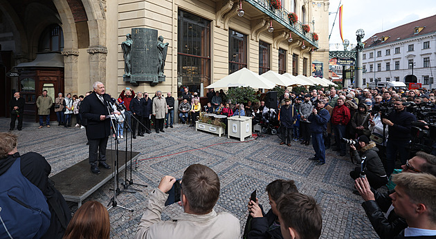 Klaus pronese sváteční projev před Obecním domem, zhodnotí stav republiky