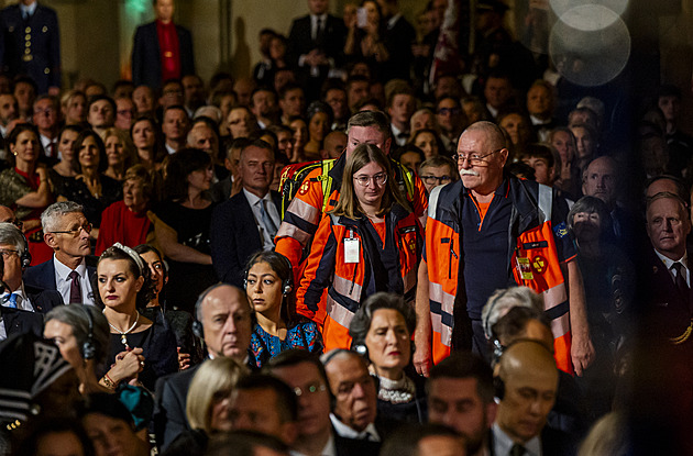 OBRAZEM: Schillerová se neobešla bez selfie, na předávání zasahovali i záchranáři