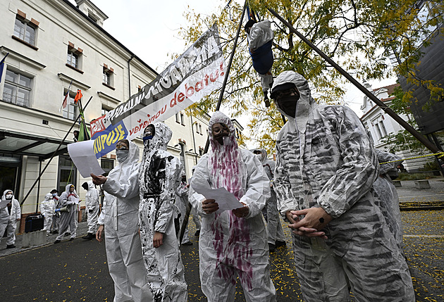 Policie zasáhla na protestu proti Křetínskému, aktivisté byli na soukromém pozemku