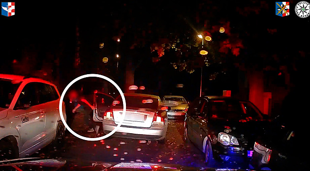 VIDEO: Prchající řidič vyskočil za jízdy, nezabrzděné auto nabouralo další