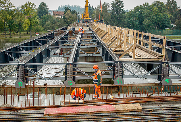 Most v Týně skládají z 28 nosníků, jejich délka i hmotnost se liší kus od kusu
