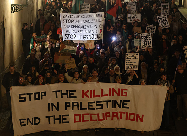 Osvoboďte Gazu, ukončete okupaci! Prahou šly stovky lidí na podporu Palestiny