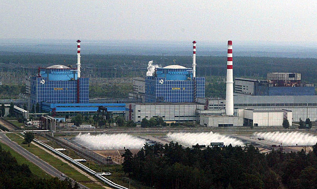 Rusko zaútočilo u Chmelnycké jaderné elektrárny. Odpovíme, slíbil Zelenskyj