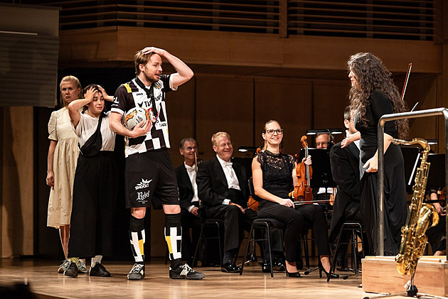 Děti tleskaly hradeckým filharmonikům a hercům vstoje. Učí je vážné hudbě hravě