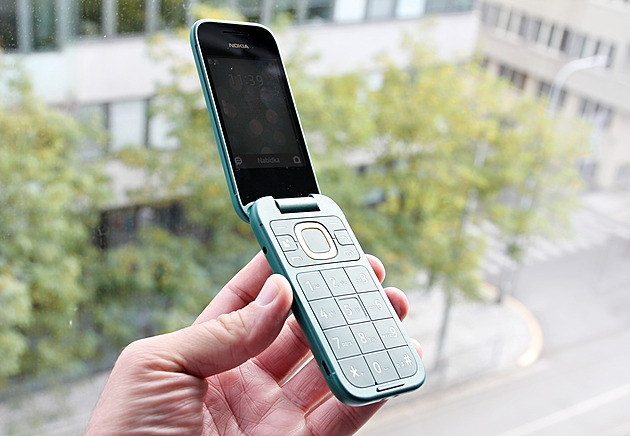 Zatím zůstávají. Slavnou Nokii si můžete připomenout veselým véčkem