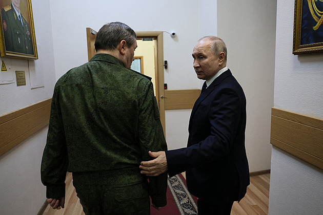 Putin navštívil štáb invazních sil, oznámil Kreml. Plníme plán, ujistili ho